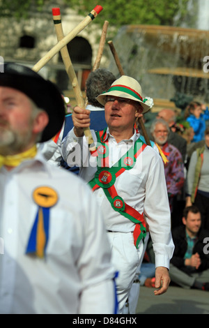 Winchester morris uomini al Westminster Morris uomini Giorno della Danza 2013 in Trafalgar Square a Londra Foto Stock