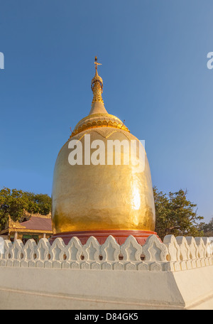 Stupa Bupaya (una zucca pagoda di forma) sulla riva orientale del fiume Ayeyarwaddy nella vecchia Bagan costruito A.D 162. Foto Stock