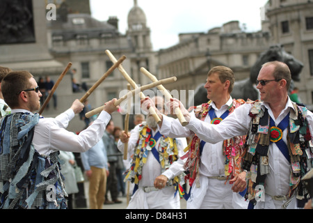 Westminster Morris uomini Giorno della Danza 2013 in Trafalgar Square a Londra Foto Stock