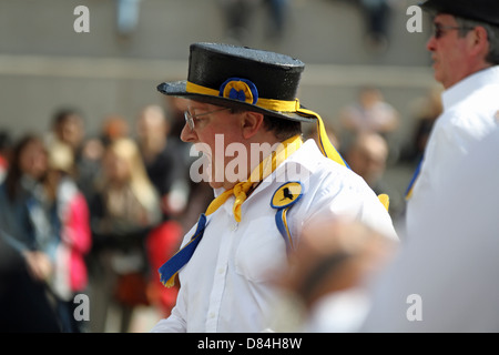 Ravensbourne morris uomini al Westminster Morris uomini Giorno della Danza 2013 in Trafalgar Square a Londra Foto Stock