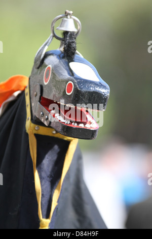 Mascotte del Ravensbourne Morris ballerini Westminster Morris uomini Giorno della Danza 2013 in Trafalgar Square a Londra Foto Stock