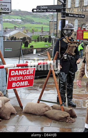 Haworth 40's Weekend pericolo bombe inesplose display Foto Stock