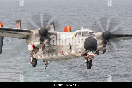 Il golfo persico, 30 Ottobre 2011 - Una C-2un levriero si prepara per l'atterraggio sul ponte di volo della USS George H.W. Bush. Foto Stock