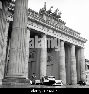 Marzo 1959, Volkspolizei tedesco orientale gli ufficiali di polizia il controllo di vetture alla Porta di Brandeburgo a Berlino Est, Germania, Europa Foto Stock