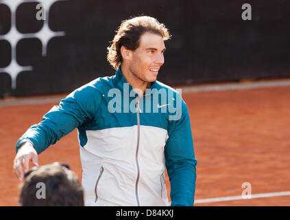 Roma, Italia. Domenica 19 Maggio, 2013. La BNL Roma Internazionali di Tennis. Rafael Nadal dopo aver vinto la Roma Internazionali di Tennis finale contro Roger Federer battere lui da 2 set a zero, 6-1. 6-3. Era la prima volta che i due avevano incontrato nella finale di Roma dal 2006. Credito: Stephen Bisgrove/Alamy Live News Foto Stock