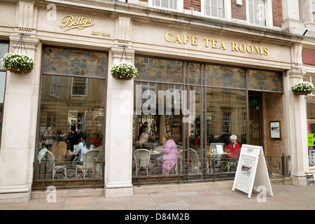 Sale da tè UK; persone che bevono nelle sale da tè Bettys cafe, St Helens Square Branch, York, Yorkshire UK Foto Stock