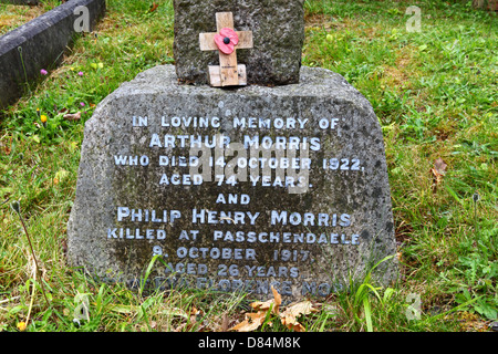 Tomba di Henry Philip Morris che fu ucciso a Passchendale del 8 ottobre 1917, Southborough sagrato, Kent, Inghilterra Foto Stock