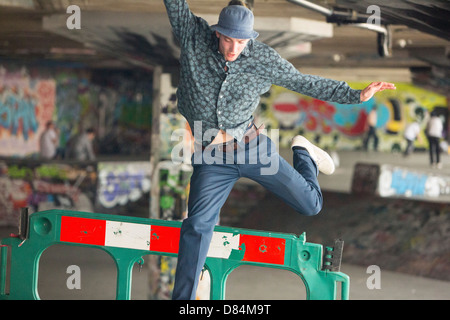 Skateboarders saltando ostacoli sul London South Bank. Foto Stock