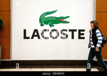 Lacoste Crocodile - il logo Lacoste su un grande cartello per il negozio di moda Lacoste, Regno Unito Foto Stock