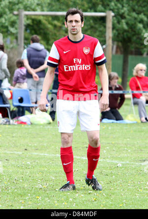 Bedfordshire, Regno Unito. 19 Maggio, 2013. Famiglia Reale attore TV Ralf poco giochi per l'Arsenal "Legends" squadra di calcio di beneficenza finalizzata alla raccolta di fondi contro gli insegnanti del luogo Sandye Academy, Bedfordshire - 19 Maggio 2013 Foto di Keith Mayhew/Alamy Live News Foto Stock