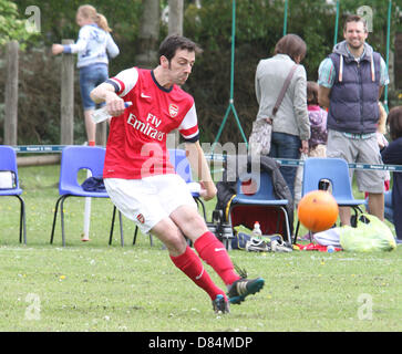 Bedfordshire, Regno Unito. 19 Maggio, 2013. Famiglia Reale attore TV Ralf poco giochi per l'Arsenal "Legends" squadra di calcio di beneficenza finalizzata alla raccolta di fondi contro gli insegnanti del luogo Sandye Academy, Bedfordshire - 19 Maggio 2013 Foto di Keith Mayhew/Alamy Live News Foto Stock