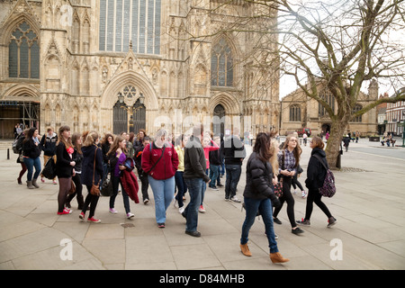 Gruppo di adolescenti in una scuola secondaria viaggio fuori York Minster cathedral, Yorkshire, Inghilterra, Regno Unito Foto Stock