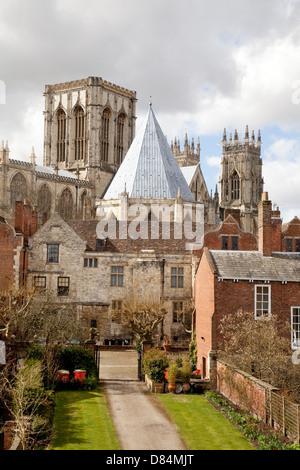 York Minster Cathedral e giardini si vede dalle mura della città vecchia in primavera, Yorkshire, Inghilterra, Regno Unito Foto Stock