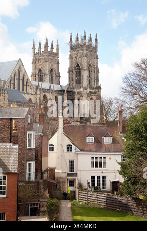 York Minster Cathedral e degli edifici circostanti si vede dalle mura della città, York, Regno Unito Foto Stock