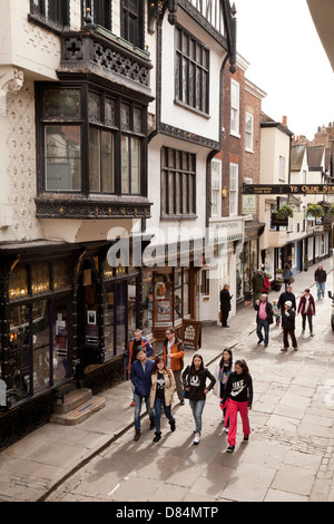 Stonegate street scene, un ben conservato strada medievale di York città vecchia, Yorkshire Regno Unito Foto Stock