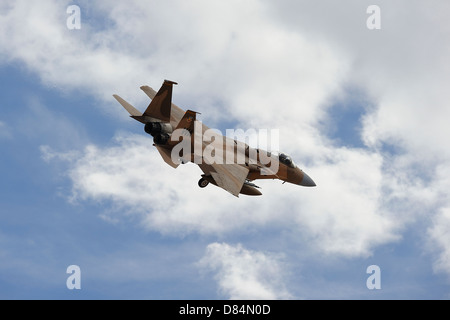 8 novembre 2012 - Un F-15 Eagle del sessantacinquesimo Aggressor Squadron si prepara per lo sbarco alla Nellis Air Force Base in Nevada. Foto Stock