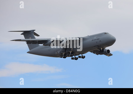 8 novembre 2012 - Una C-5 Galaxy del West Virginia Air National Guard in volo su Nevada. Foto Stock