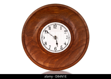 Il vecchio orologio in legno isolato su sfondo bianco Foto Stock