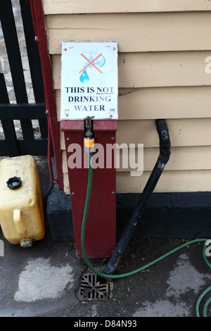 Si tratta di acqua non potabile segno sul rubinetto esterno della stazione ferroviaria , a Tenterden , Kent , Inghilterra Foto Stock