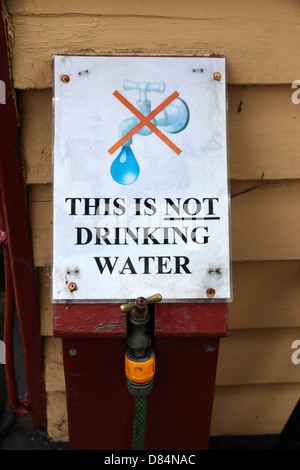 Si tratta di acqua non potabile segno sul rubinetto esterno della stazione ferroviaria , a Tenterden , Kent , Inghilterra Foto Stock