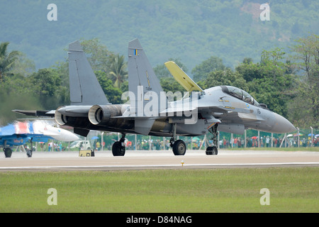 Marzo 26, 2013 - Un Sukhoi Su-30MKM della Royal Malaysian Air Force in atterraggio a dall'Aeroporto di Langkawi, Malesia. Foto Stock