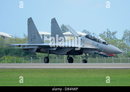 Marzo 26, 2013 - Un Sukhoi Su-30MKM il flanker della Royal Malaysian Air Force in atterraggio a dall'Aeroporto di Langkawi, Malesia. Foto Stock