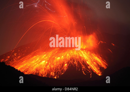 Potente notte tempo eruzione esplosiva del vulcano Sakurajima, Giappone. Foto Stock