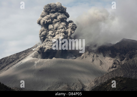 Febbraio 25, 2013 - eruzione esplosiva del vulcano Sakurajima, Giappone. Nube di cenere che salgono dal cratere di Showa. Foto Stock