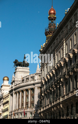 Dettagli architettonici sui tetti degli edifici sulla Calle de Alcalá, Madrid, Spagna Foto Stock