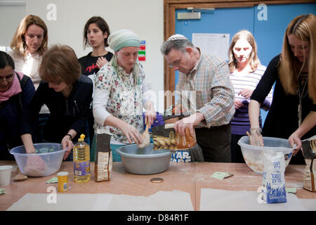 Londra, Regno Unito. 19 Maggio, 2013. Il Gefiltefest London Jewish Food festival domenica 19 maggio 2013 a North London Ivy House in collaborazione con il London ebraica Centro Culturale (LJCC), Londra, Inghilterra. Gefiltefest è un nuovo cibo ebreo carità cercando di cambiare il modo in cui la comunità ebraica pensa il cibo. Credito: Adina Tovey/Alamy Live News Foto Stock