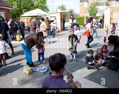 Londra, Regno Unito. 19 Maggio, 2013. Il Gefiltefest London Jewish Food festival domenica 19 maggio 2013 a North London Ivy House in collaborazione con il London ebraica Centro Culturale (LJCC), Londra, Inghilterra. Gefiltefest è un nuovo cibo ebreo carità cercando di cambiare il modo in cui la comunità ebraica pensa il cibo. Credito: Adina Tovey/Alamy Live News Foto Stock