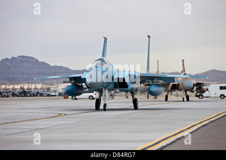 McDonnell Douglas F-15C aquile del 57th avversario tattiche Gruppo, taxi per la pista alla Nellis Air Force Base in Nevada. Foto Stock