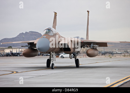 Un McDonnell Douglas F-15C Eagle del 57th avversario tattiche Gruppo, taxi per la pista alla Nellis Air Force Base in Nevada. Foto Stock