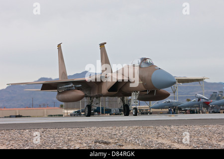 Un McDonnell Douglas F-15C Eagle del 57th avversario tattiche Gruppo, taxi per la pista alla Nellis Air Force Base in Nevada. Foto Stock