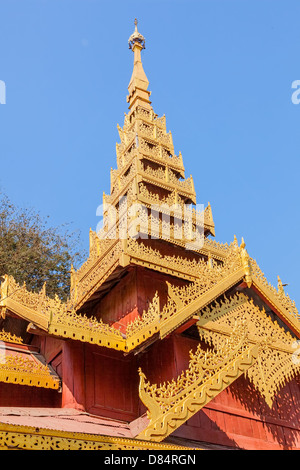 Tempio della Pagoda di Shwezigon ubicato in complesso Nyaung-U, Bagan, in Birmania, costruito da Re Anawrahta. Decorazione d'oro dettaglio. Foto Stock