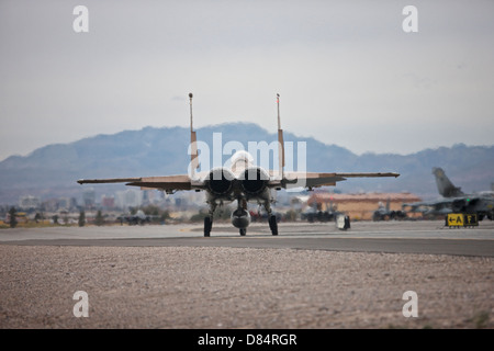 Un McDonnell Douglas F-15C Eagle del 57th avversario tattiche Gruppo, taxi per la pista alla Nellis Air Force Base in Nevada. Foto Stock