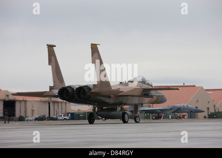 Un McDonnell Douglas F-15C Eagle del 57th avversario tattiche Gruppo, taxi per la pista alla Nellis Air Force Base in Nevada. Foto Stock