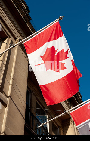 Il Canadian National bandiera appesa al di fuori del Canada casa in Trafalgar Square, Londra, Regno Unito. Foto Stock