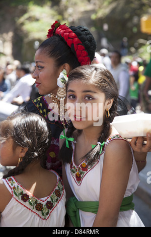 Messicani in New York City celebrare Cinco de Mayo (5 maggio) con una parata e celebrazione su Central Park West Foto Stock