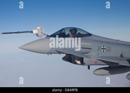 German Air Force Eurofighter Typhoon il rifornimento di carburante da un Airbus A310 multi-ruolo Tanker velivoli da trasporto. Foto Stock