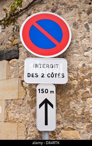 Francese Moderno 'Interdit des 2 cotes' (nessun parcheggio su entrambi i lati della strada) cartello stradale - Francia. Foto Stock