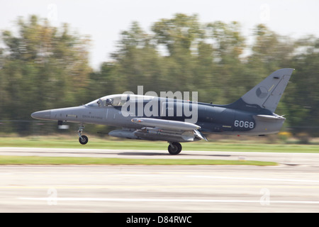 Un ceco Air Force Aero L-159 ALCA prendendo il largo con un carico di armi, Repubblica Ceca. Foto Stock