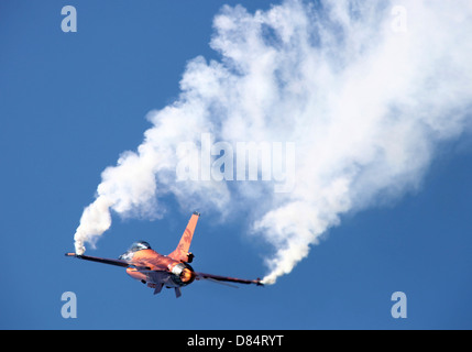 Dutch Air Force F-16un durante la sterzata e la masterizzazione di dimostrazione in Belgio. Foto Stock