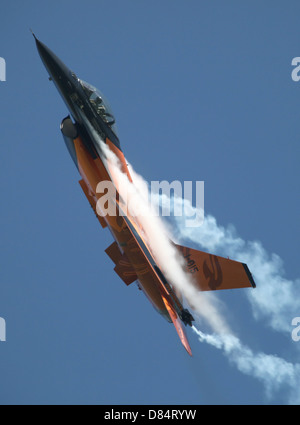 Dutch Air Force F-16un durante la sterzata e la masterizzazione di dimostrazione in Belgio. Foto Stock