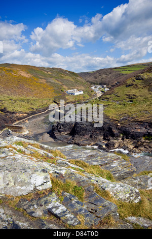 Una vista verso il villaggio di Boscastle in Cornovaglia, Inghilterra, dalla costa sud-ovest percorso sopra il porto Foto Stock