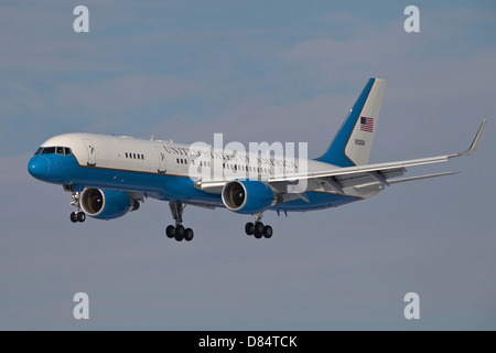 Un Boeing C-32A dell'ottantanovesimo Airlift Wing, in volo sopra la Germania. Foto Stock