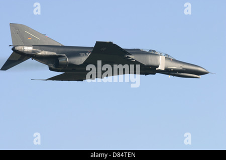 Un dipinto di nero F-4F Phantom of the German Air Force in volo su Hopsten, Germania. Foto Stock