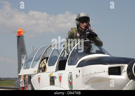 Pilota in piedi in un Socata TB-30 Epsilon trainer aereo portoghese della Air Force, Beja, Portogallo Foto Stock