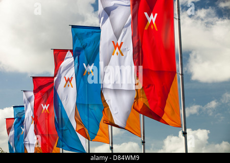 Bandiere celebrare la Regina Beatrice abdicare e consegnare il trono al Principe Ereditario Willem Alexander Foto Stock
