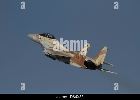 Un F-15I Ra'am della forza aerea israeliana decolla da Hatzerim Air Force Base in Israele. Foto Stock